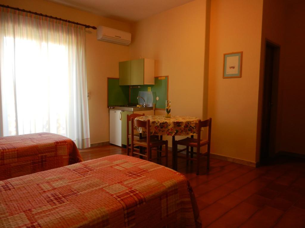 Villa Collina Giardini-Naxos Zimmer foto